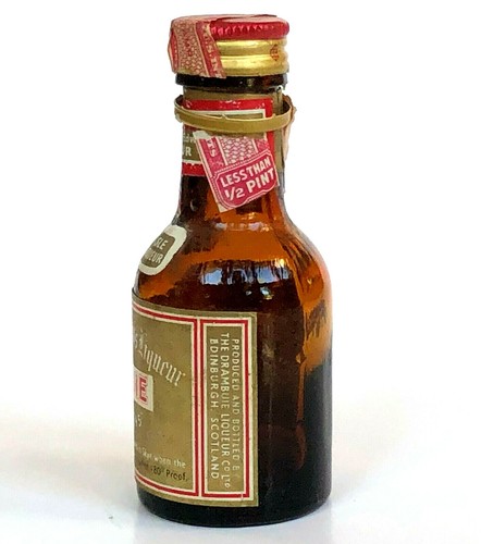 Botella de licor miniatura Drambuie Isla de Skye Charles Edward sello fiscal vacío de colección - Imagen 3 de 10