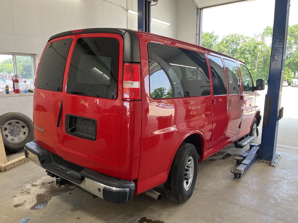 Conjunto de faros derechos usados se adapta a: Chevrolet Express 3500 2020 furgoneta compuesta Ri Foto 4 de 4