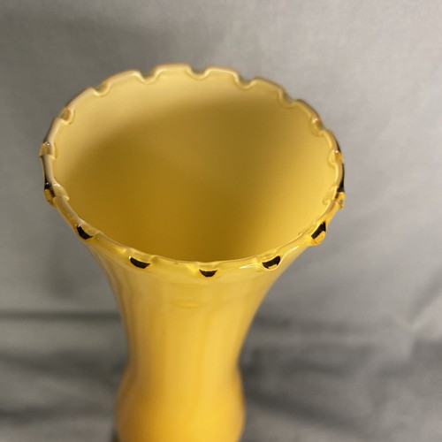 "Florero vintage MCM ámbar amarillo 9,5"" borde con volantes base torcida" - Imagen 2 de 6