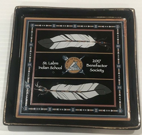 Plato de baratija de cerámica St. Labre Indian School 2019 Benefactor Society - Imagen 1 de 6