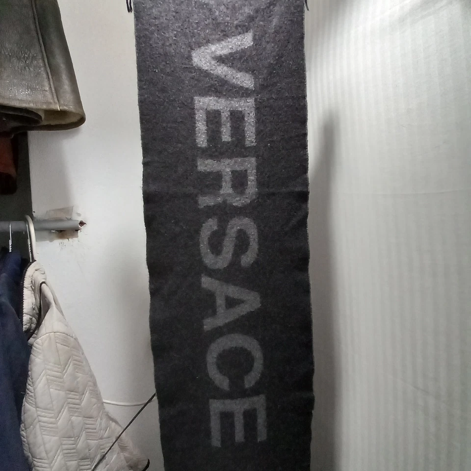 Articolo e5368 sciarpa uomo Gianni Versace grigio chiaro e grigio scuro, larghez - Imagen 4 de 4