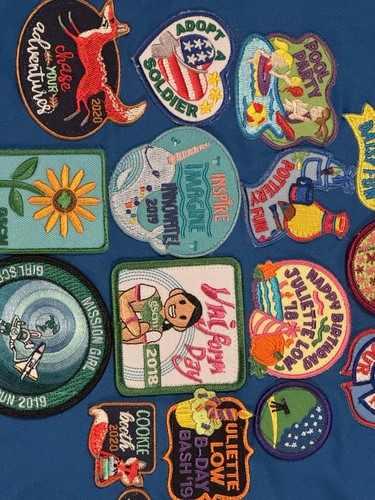 Daisy Girl Scouts Blue Tunic Apron Smock Vest Uniform Pins Unique Badges EUC - Picture 12 of 18
