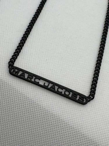 Collar colgante con placa de identificación MARC JACOBS-- negro - Imagen 2 de 4