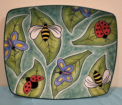 Arte de arcilla • Buzz Around • StoneLite • 16"" × 14"" × 2.5"" • Plato para servir • 2001