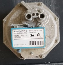 HONEYWELL V8943A 1103 DIAPHAGM GAS Value 24 VAC 1" NPT 1/2 PSI