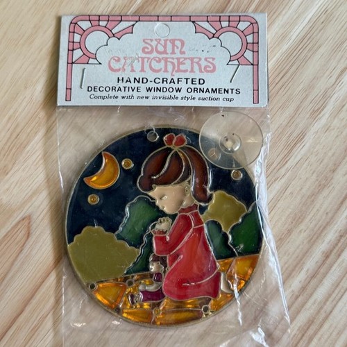 Vintage Sonnenfänger Mädchen betet mit Puppe Design mit Saugnapf 3-1/4" Messing Glas - Bild 1 von 4