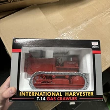 International Harvester T-14 Gas Crawler 1:16 Spec Cast Classic 