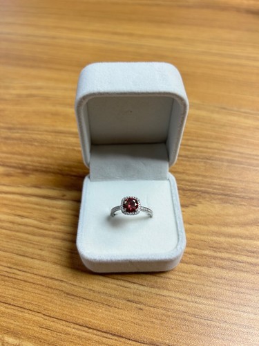 ELEGANT RING! Beautiful Garnet gem with diamonds set in sterling silver!! - Picture 2 of 3