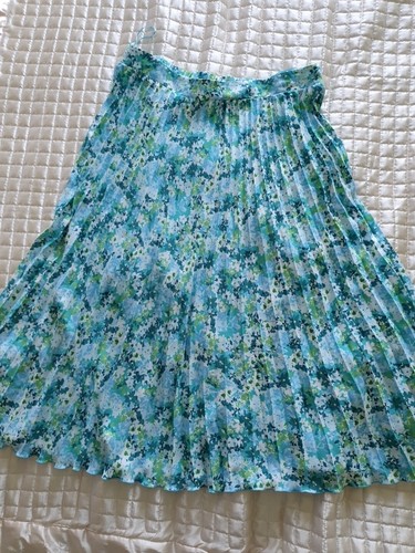 Marks And Spencer Skirt Green Mix Floral Pleated Size UK 18 Knee Length - Picture 3 of 5