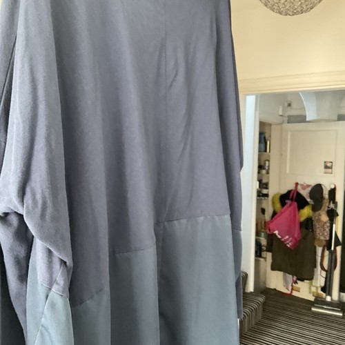 Modern Soul dunkelblaues Oversize-Top mit tiefem Satinrand 16 - Bild 3 von 5