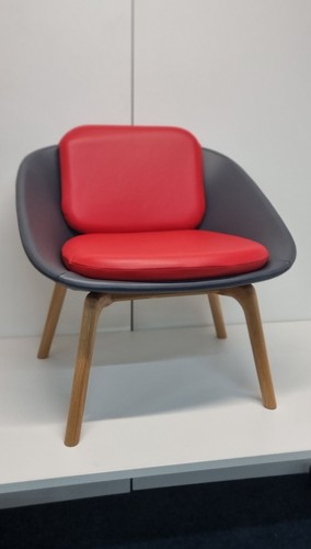 Muebles Calibre Avis Breakout - Silla de diseño con respaldo bajo - Pata de roble - Asientos rojos grises - Imagen 12 de 13