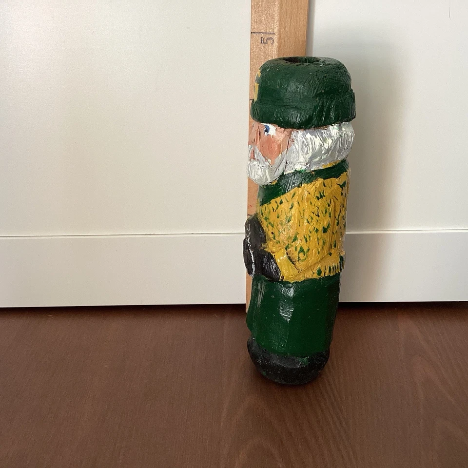 Tallado a mano pintado Santa sosteniendo fútbol americano Green Bay Packers arte popular sagrado Foto 3 de 4