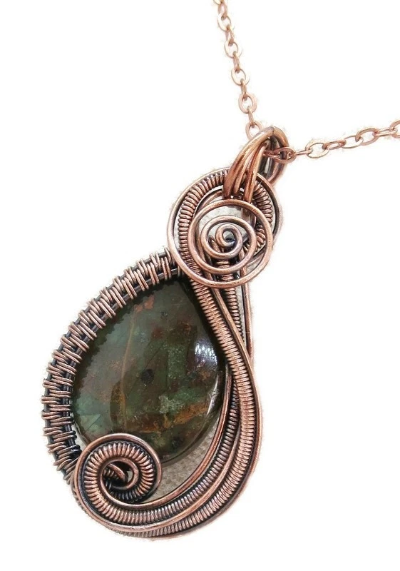 Juego de joyas envueltas en alambre de ópalo verde africano: collar y pendientes de bronce Foto 2 de 4