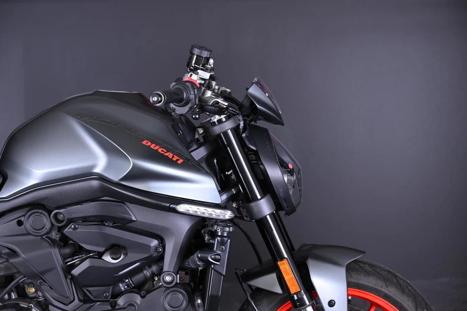 Ducati Monster 2022 + gris aviador Foto 4 de 4