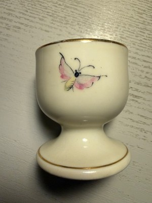 alter Eierbecher mit kleinem Schmetterling (sch7)