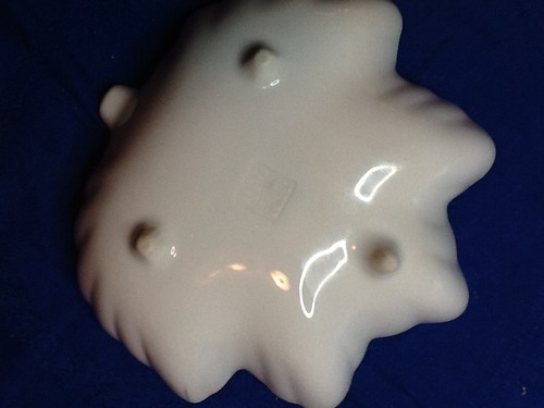 CERAMIC LEAF SHAPED DISH FOR TRINKET OR APPITIZERS WHITE W/ BLUE LINES 102625C - Picture 4 of 5