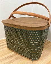 1975 Hawkeye Burlington Iowa Green Woven Picnic Basket Metal Handles VTG READ