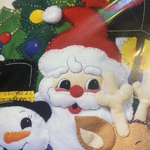 Vintage Bucilla Felt Applique Christmas Wreath Kit Caroling Trio - Picture 9 of 13