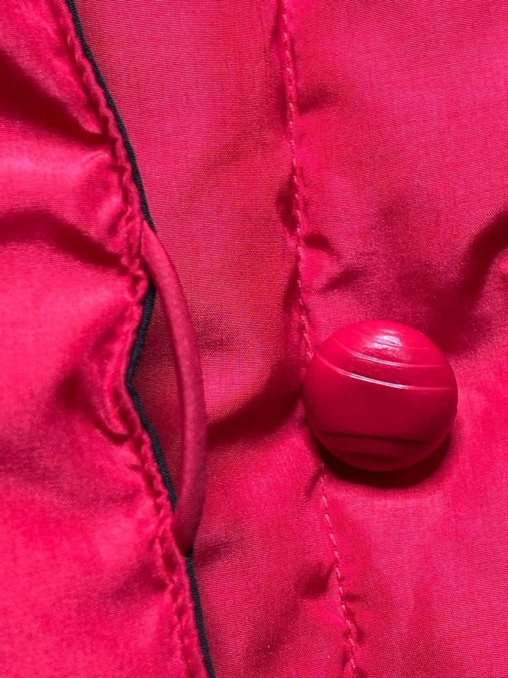 Abrigo de Plumón Bill Blass Rojo De Colección Wmn 4 Botones Asimétricos Negro Cuello en Contraste Foto 4 de 4