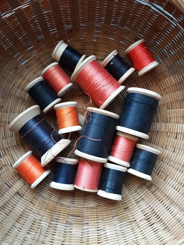 16 Vintage Nähgarn Orange Schwarz Spulen Baumwolle Holz Spulen Halloween Herbst - Bild 1 von 4