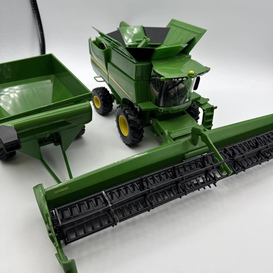 John Deere S680 Green Combine Harvester Tractor 1/32 Plastic ERTL Toy Medium - Image 2 of 4