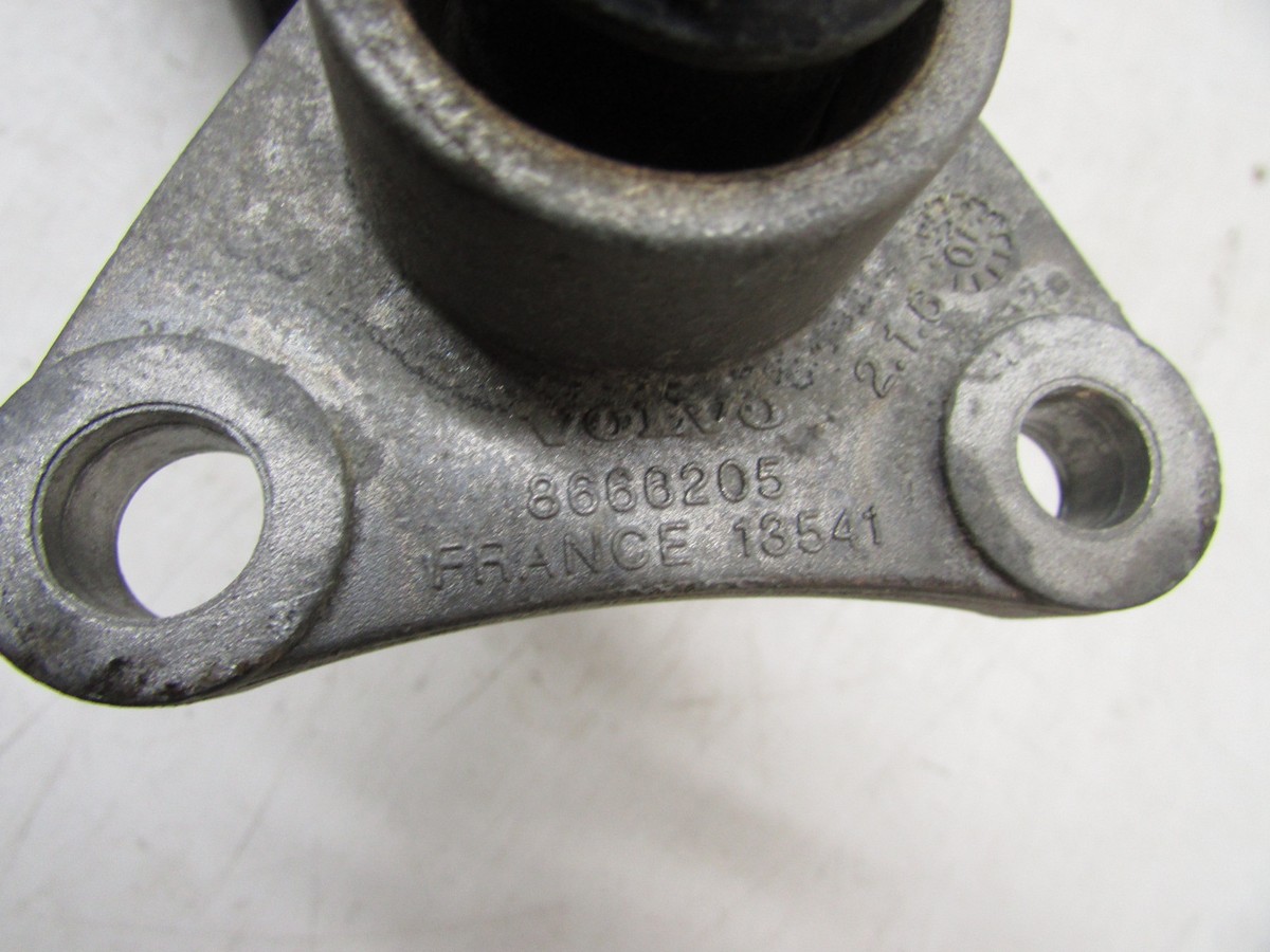 2008 VOLVO S60 REAR TORGUE ROD BAR MOUNT 30671354 OEM 01 02 2008 VOLVO S60 REAR TORGUE ROD BAR MOUNT 30671354 OEM 01 02