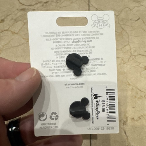 The Mandalorian Helmet Pin 2019 Disney Limited Release Star Wars. - Picture 2 of 2