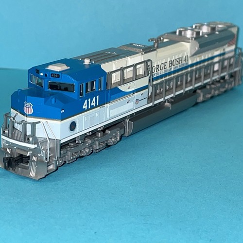 KATO  176-8411 Union Pacific George Bush  4141 Diesel Locomotive - Picture 7 of 10