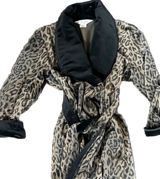 Bata envolvente de terciopelo con estampado de leopardo Diamond Tea de lujo para mujer talla mediana Canadá de colección Foto 4 de 4