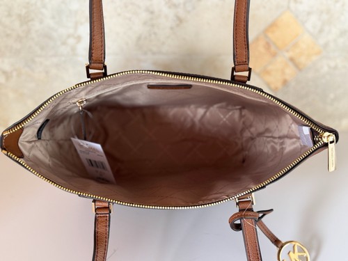 BOLSO DE HOMBRO MICHAEL KORS CHARLOTTE GRANDE TOP CREMALLERA MK MARRÓN - Imagen 7 de 15