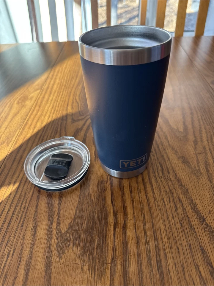 Vaso YETI Rambler 20 oz (con tapa MagSlider) azul marino Foto 2 de 3