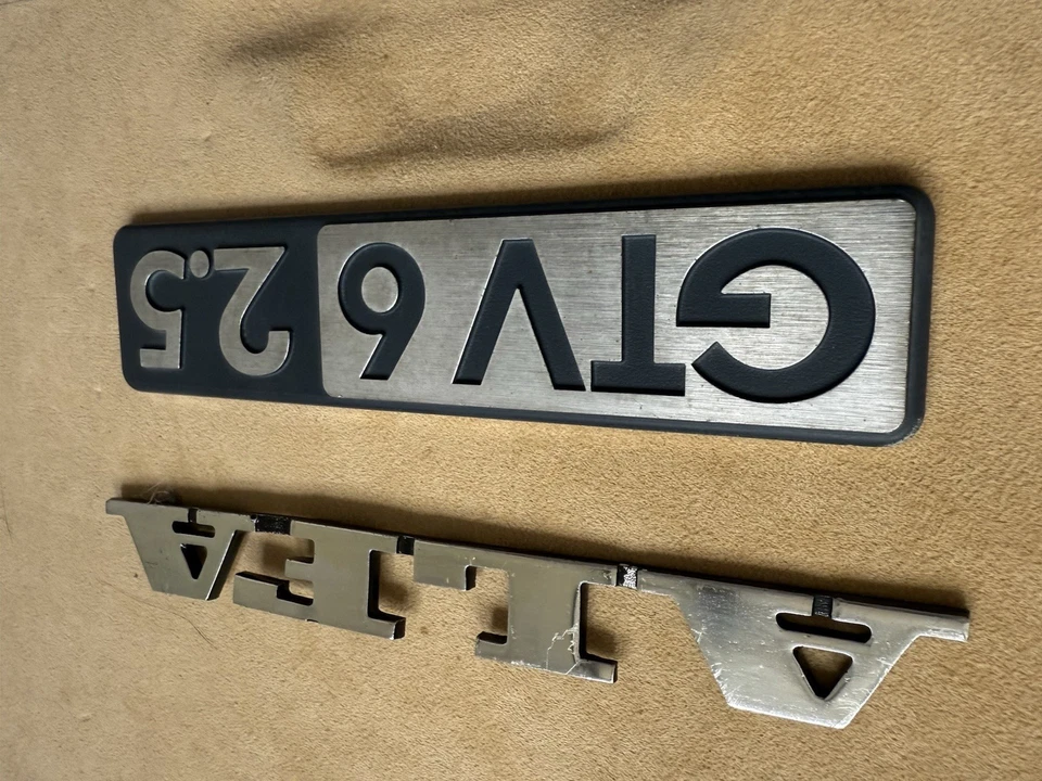 Emblema Alfa Romeo GTV6 2.5 con emblema extra Foto 3 de 4