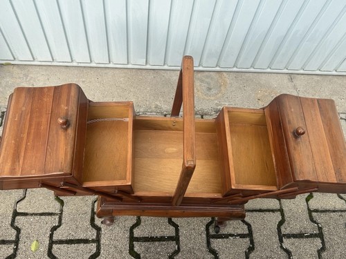 Vintage Nähkasten Akkordeon auf Rollen Stil Holz Box mit ausklappbaren Fächern - Picture 13 of 16