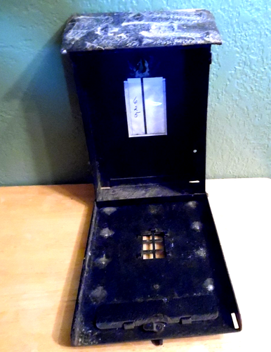 VINTAGE DECORATIVE CAST IRON WALL MOUNT LOCKABLE MAIL BOX - Picture 3 of 6