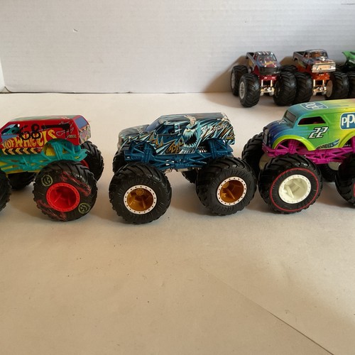 Hot Wheels Monster Jam Truck lotto di 23 Monster Trucks 1:64 Zombie Sparkle - Foto 8 di 9
