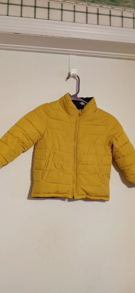 Abrigo acolchado amarillo para niños GAP REVERSIBLE, talla 3t azul marino Dino  Foto 3 de 4