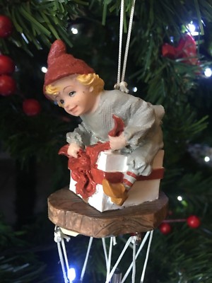 vintage Kind mit Geschenk ''Sound'' Glücksbringer Marke SIA zum Aufhängen