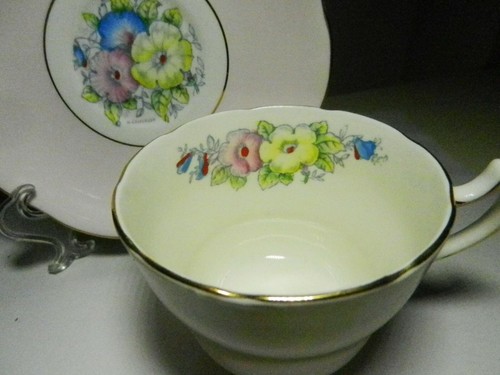TRENTHAM Petunia SIGNED H. Colclough-Hand Painted Cup & Saucer-Gold Trim-England - Picture 3 of 7