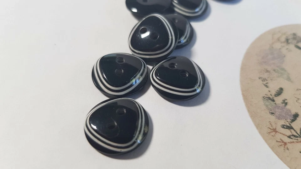 Elegant vintage/retro 2 hole button new 9pcs, 14.7 mm dia., colour:black n`white - Image 4 of 4