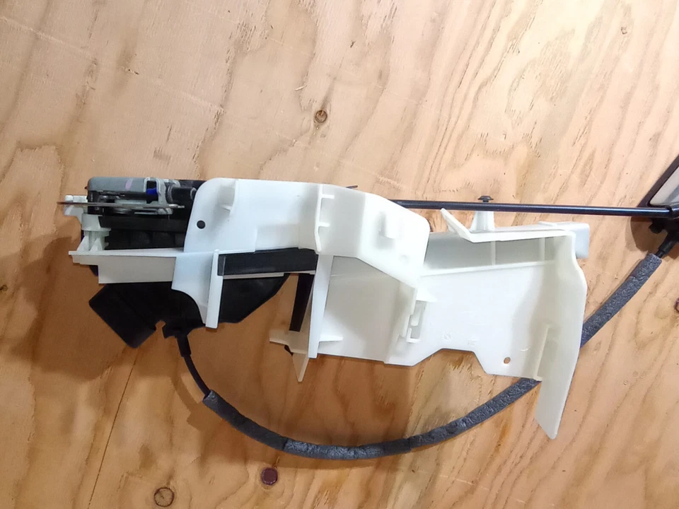 Actuador de cierre de cerradura de puerta delantera derecha Ford Focus 2015-2018  Foto 4 de 4