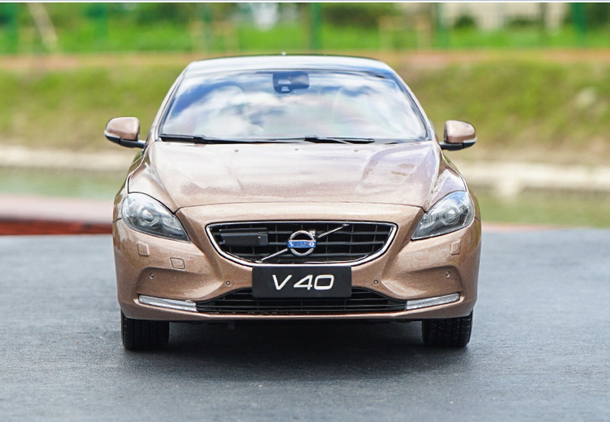 1/18 Scale Volvo V40 T4 Hatchback Copper Diecast Car Model Toy