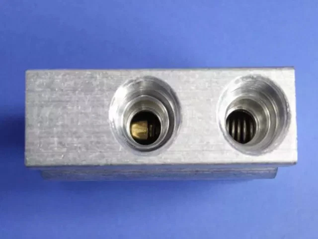 Válvula de derivación del enfriador Jeep Wrangler 55111005AC 2012-18 OEM Foto 2 de 3