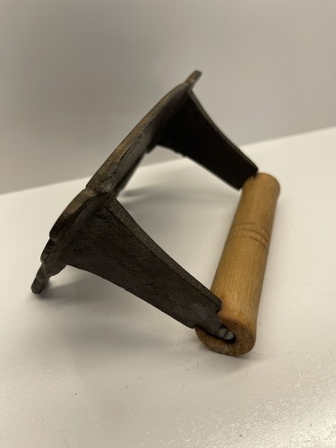 Vintage Cast Iron Pig Shaped Bacon Press With Wood Handle Very Cool - Picture 5 of 7