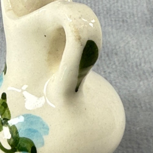 Jarra miniatura vintage de cerámica crema pintada a mano flores azules hojas verdes - Imagen 20 de 20