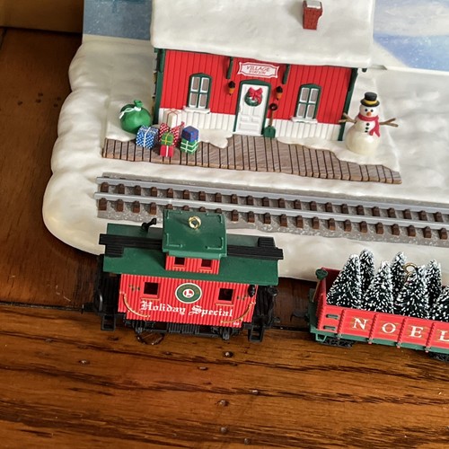 Hallmark Keepsake Club Exclusive LIONEL Holiday Special Train Ornament Display - Picture 6 of 16