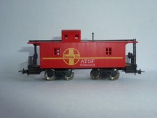 Model Power 9143 US Wood Caboose Santa Fe ATSF # 999005, HO
