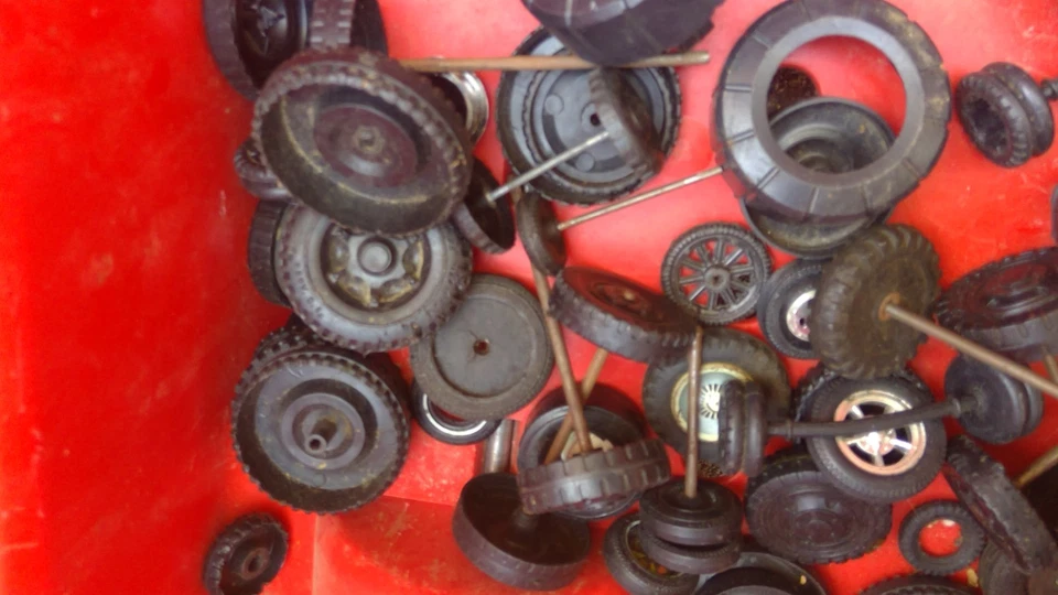 GRAN Lote de Ruedas de Coche/Camión de Juguete Vintage Años 60 70, Piezas de Eje Neumáticos SCHUCO TONKA Foto 2 de 4