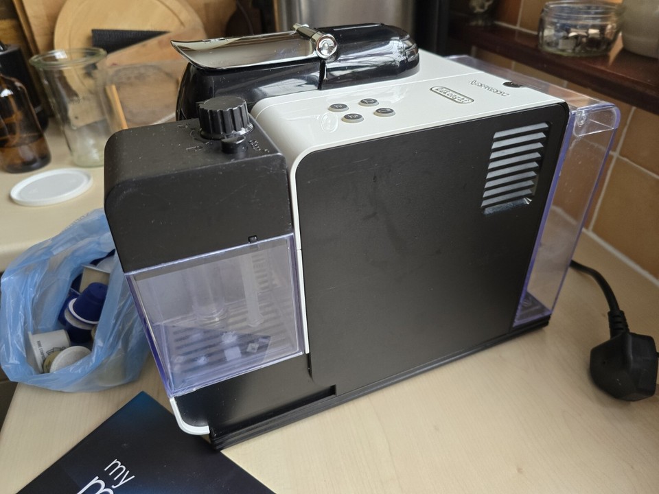 DeLonghi EN520 W Nespresso Lattissima Coffee Maker With Extras Good