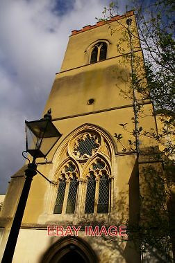 PHOTO CAMBRIDGE EDWARD KING AND MARTYR ST EDWARD'S CHURCH IS HEMMED IN BY BOOKS - Picture 1 of 1