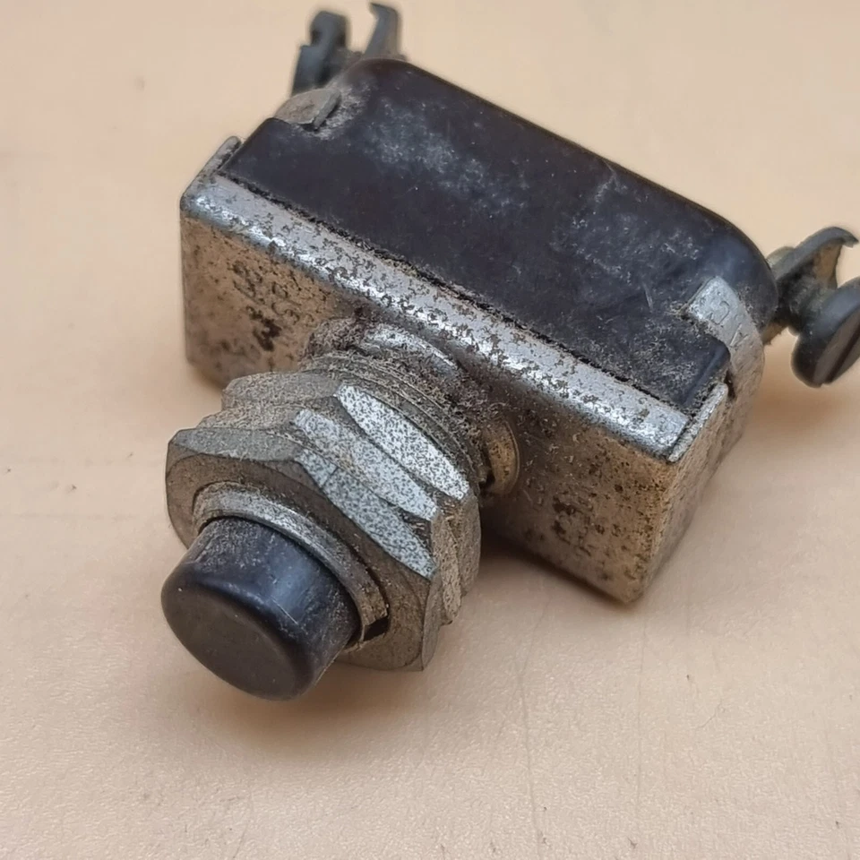 MCGILL UND LAB INC LISTA INTERRUPTOR PULSADOR MOMENTÁNEO 1HP20V, 240 VAC Foto 2 de 4